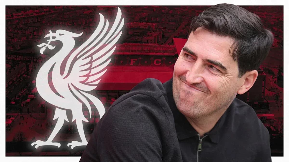 Entrenador sonriendo con logo de Liverpool de fondo