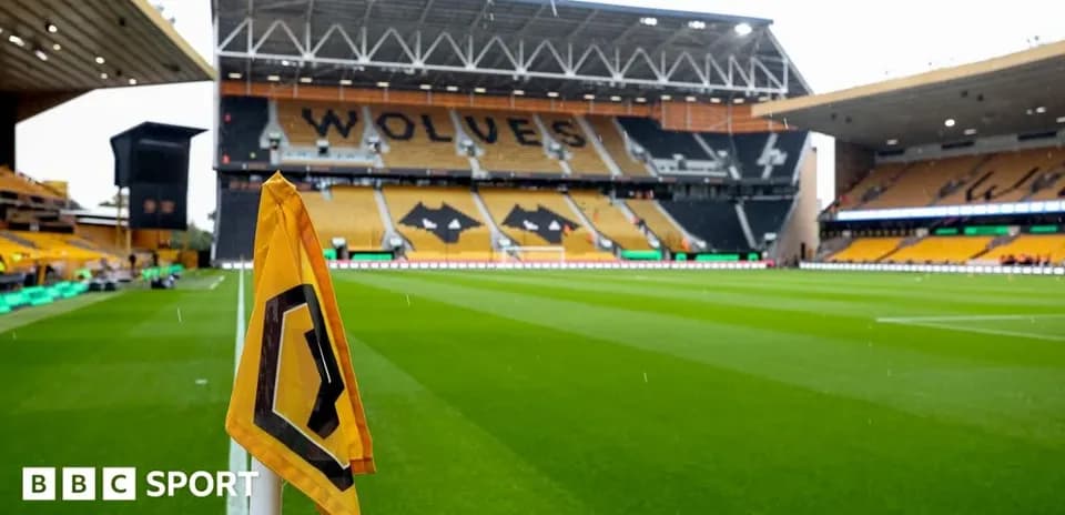 Estadio Molineux con banderín de esquina de los Wolves
