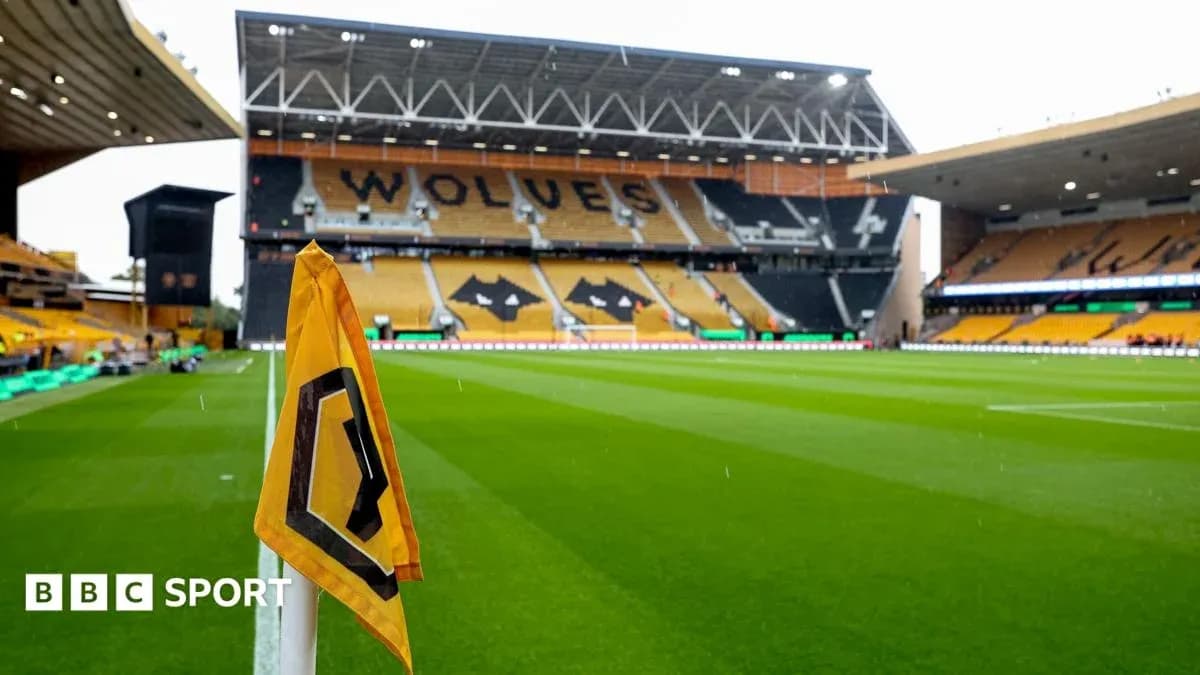 Estadio Molineux con banderín de esquina de los Wolves
