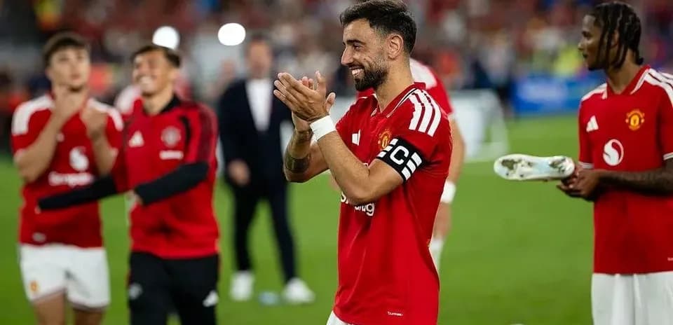Bruno Fernandes y compañeros celebrando en el campo