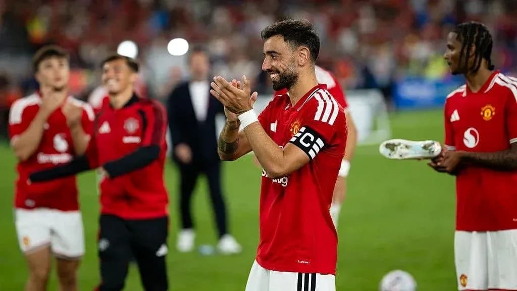 Bruno Fernandes y compañeros celebrando en el campo