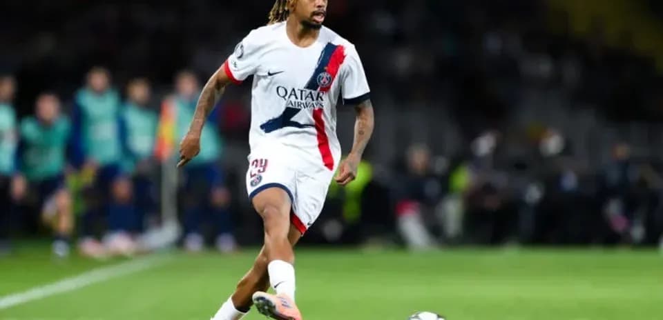 Jugador de PSG corriendo con el balón en campo