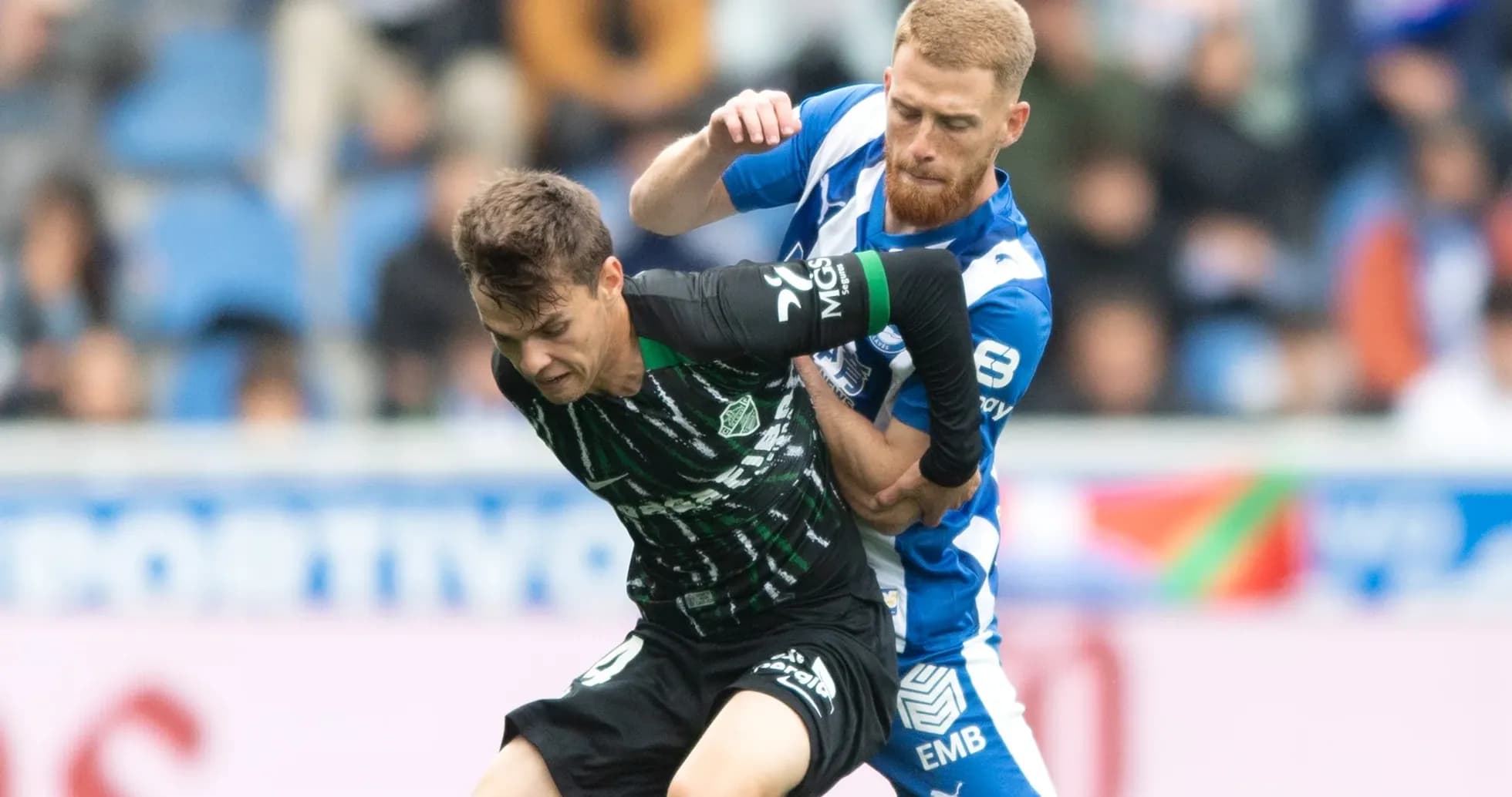 Jugadores compitiendo en Elche contra Alavés
