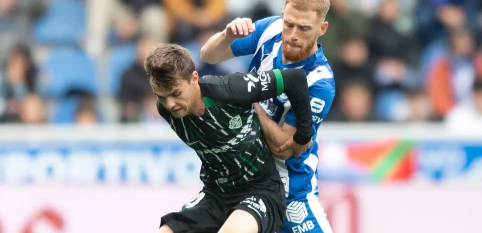 Jugadores compitiendo en Elche contra Alavés