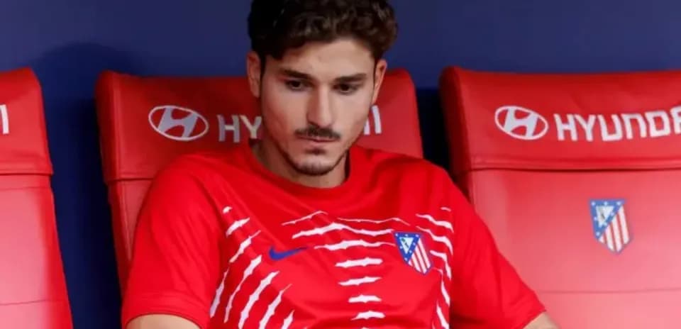 Jugador de Atlético de Madrid sentado en banquillo
