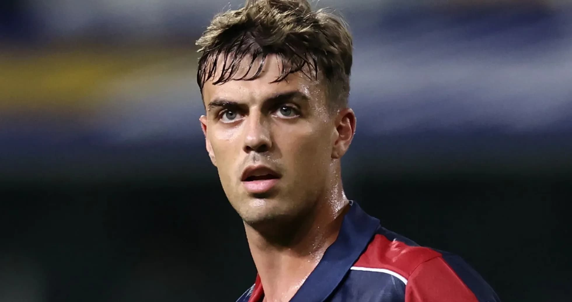 Jugador con camiseta de Bologna durante un partido