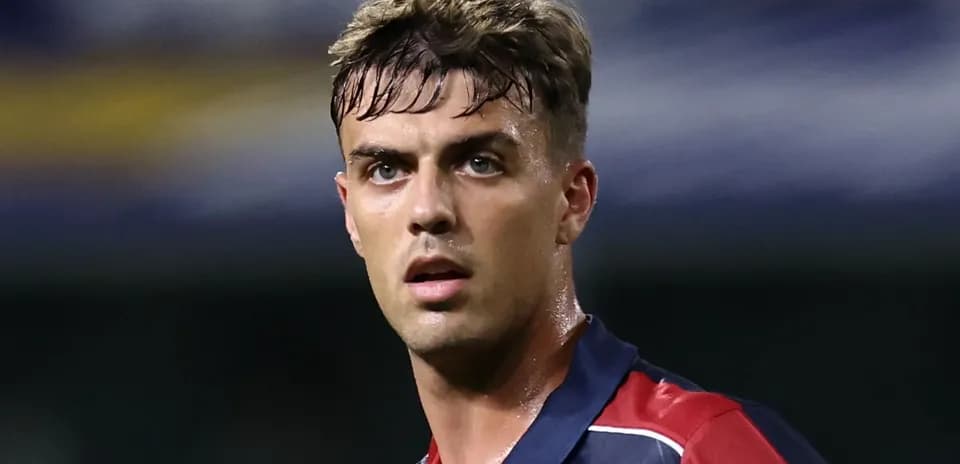 Jugador con camiseta de Bologna durante un partido