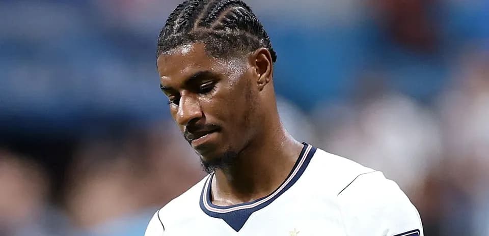 Jugador con cabello trenzado, mirando hacia abajo