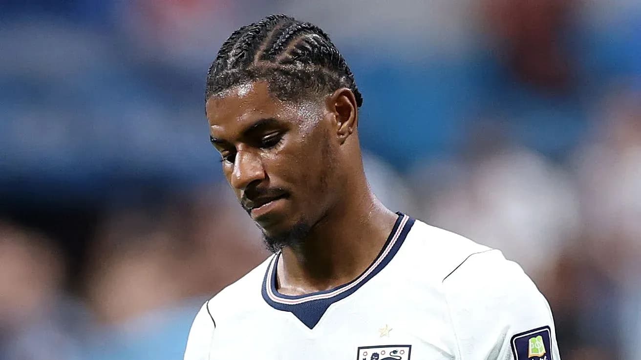 Jugador con cabello trenzado, mirando hacia abajo