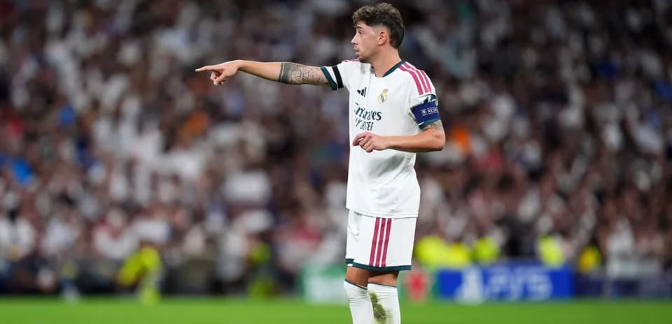Jugador de Real Madrid señalando durante el partido