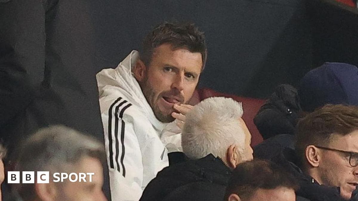 Entrenador observando el partido desde la grada
