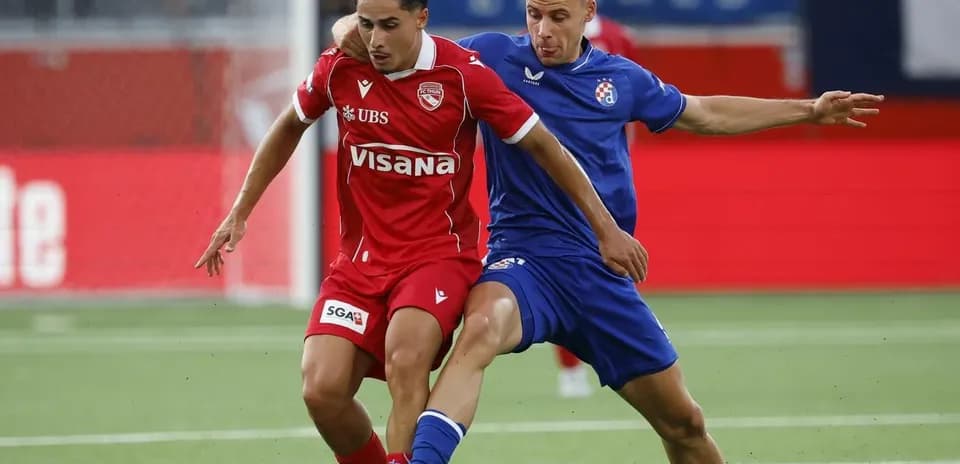 Jugador de Dinamo Zagreb en acción durante el partido