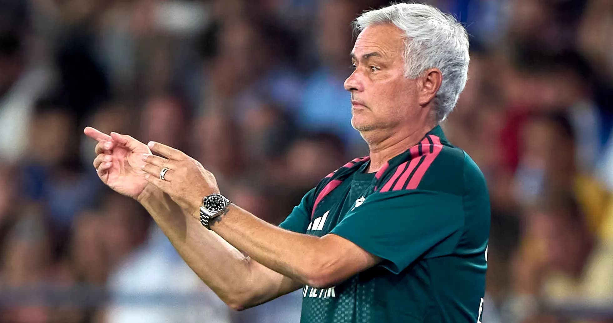 Entrenador dirigiendo a su equipo desde la línea de banda
