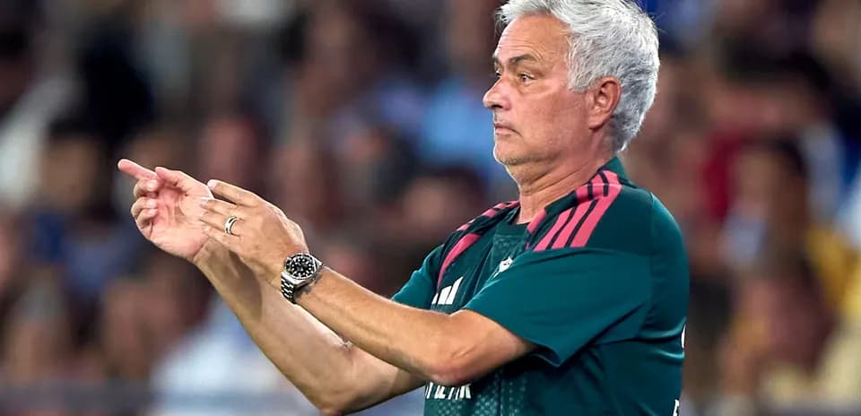 Entrenador dirigiendo a su equipo desde la línea de banda