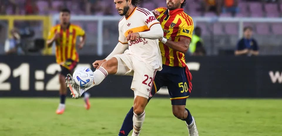 Jugador de AS Roma driblando a un rival de Lecce