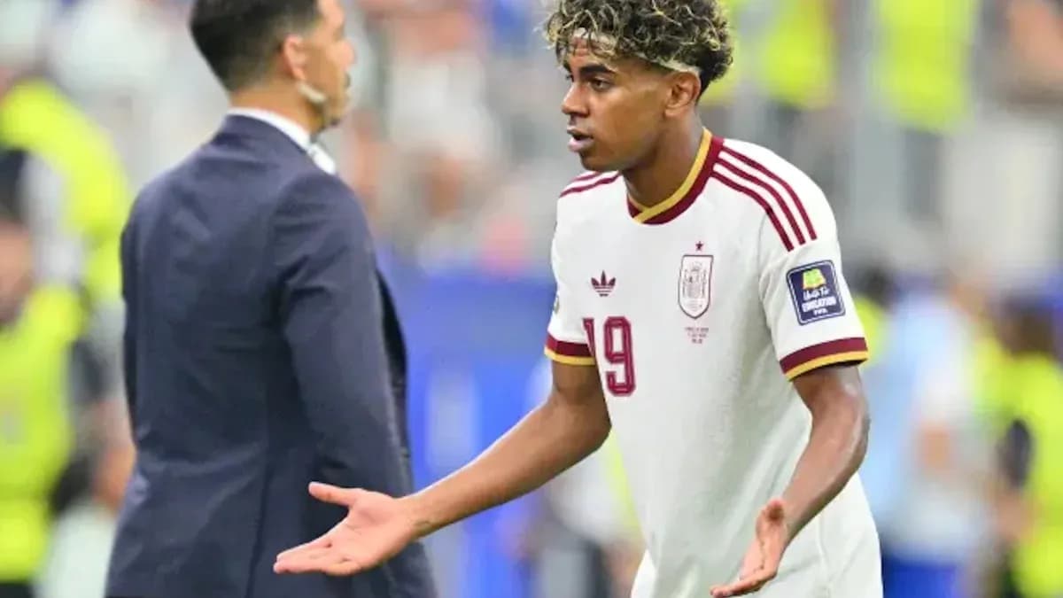 Jugador de España discutiendo con el entrenador durante el partido