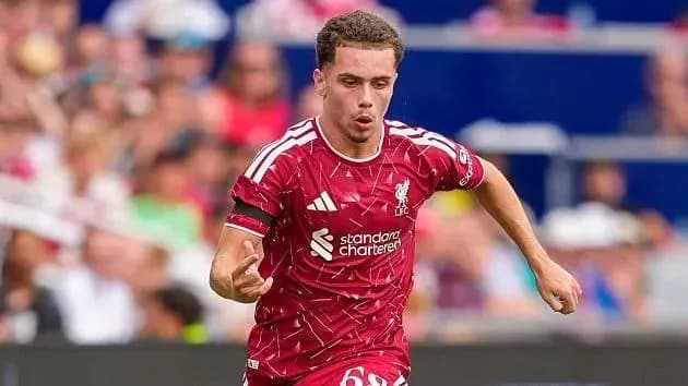 Jugador de Liverpool corriendo con el balón en campo