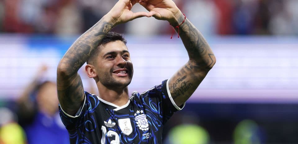 Jugador celebrando con gesto de corazón tras el partido