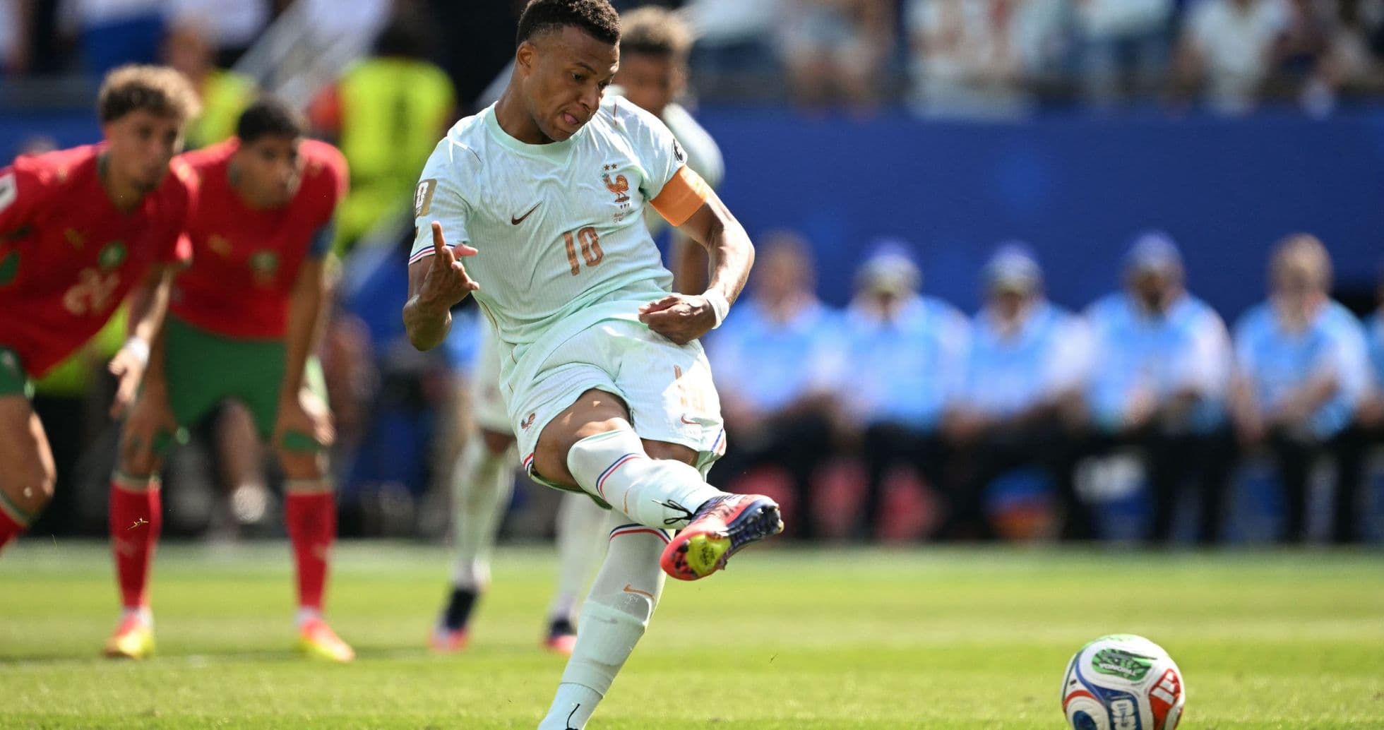 Jugador de Francia pateando el balón en un penalti