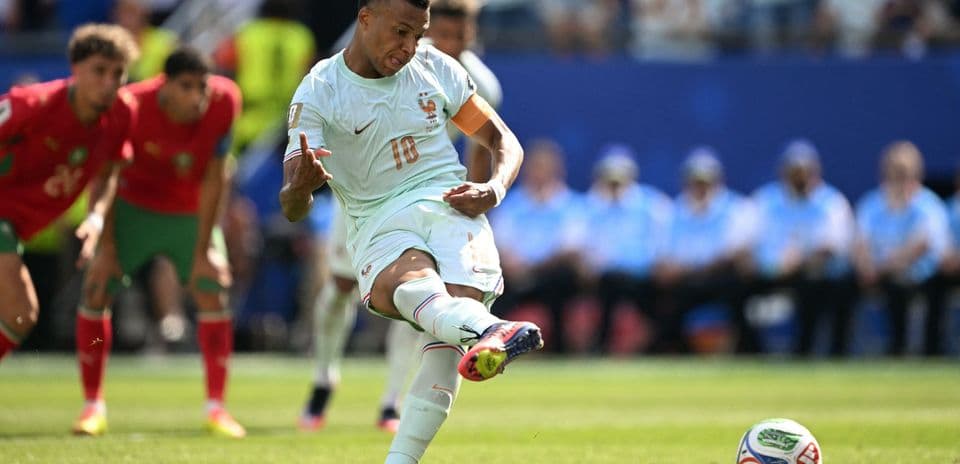 Jugador de Francia pateando el balón en un penalti