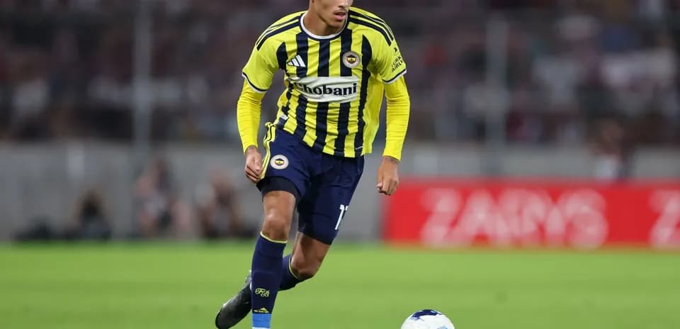 Jugador de Fenerbahçe con el balón en el campo