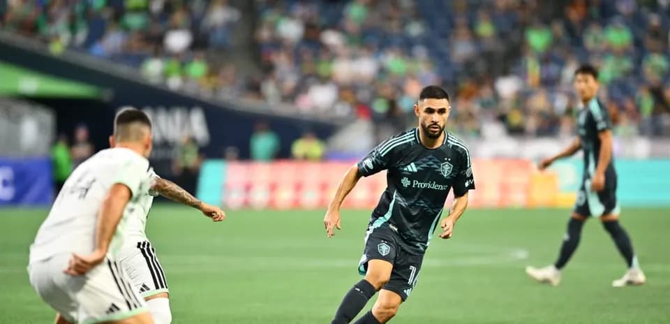 Jugadores de Seattle Sounders en acción