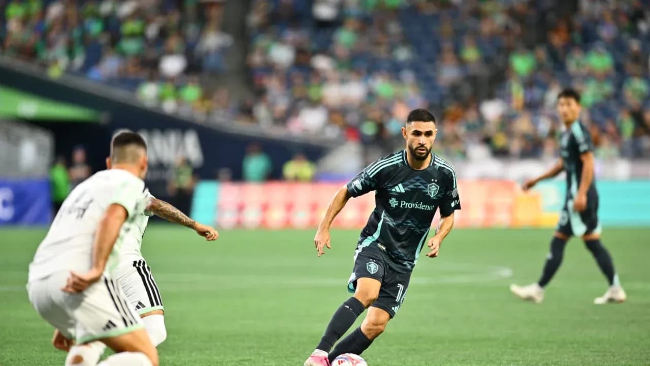 Jugadores de Seattle Sounders en acción