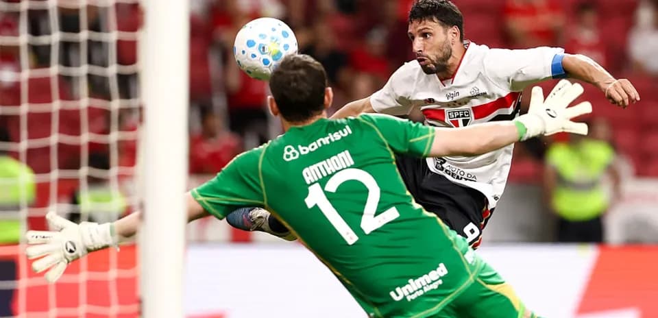 Jugador de Sao Paulo chutando a portería