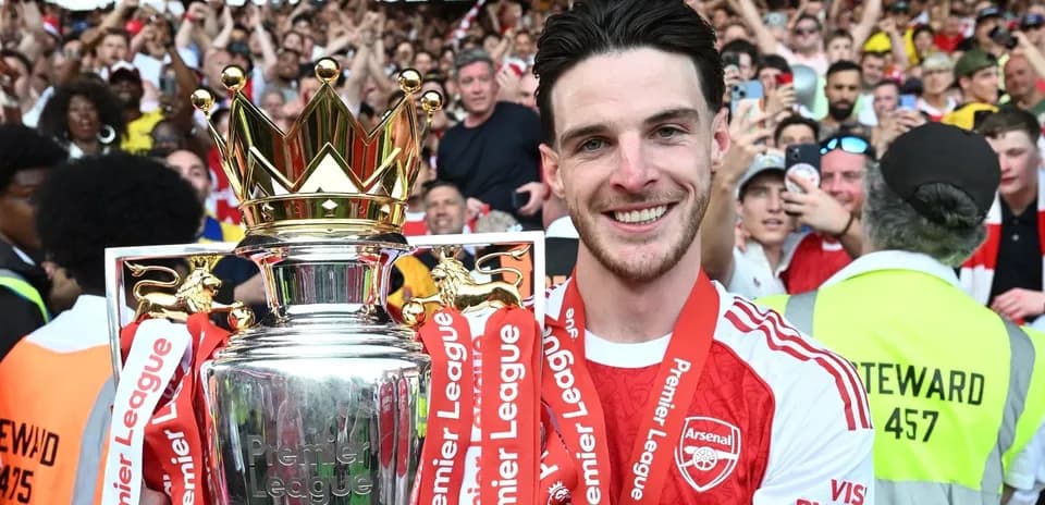 Jugador de Arsenal sosteniendo el trofeo de Premier League