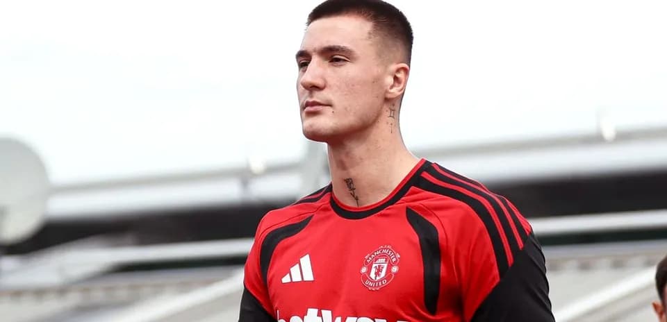 Jugador de Manchester United en uniforme rojo