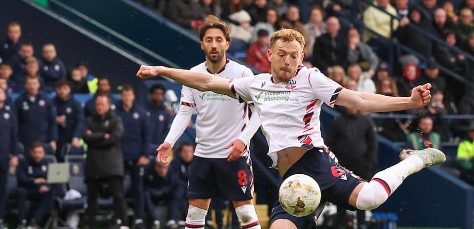Jugador de Bolton dispara el balón durante el partido