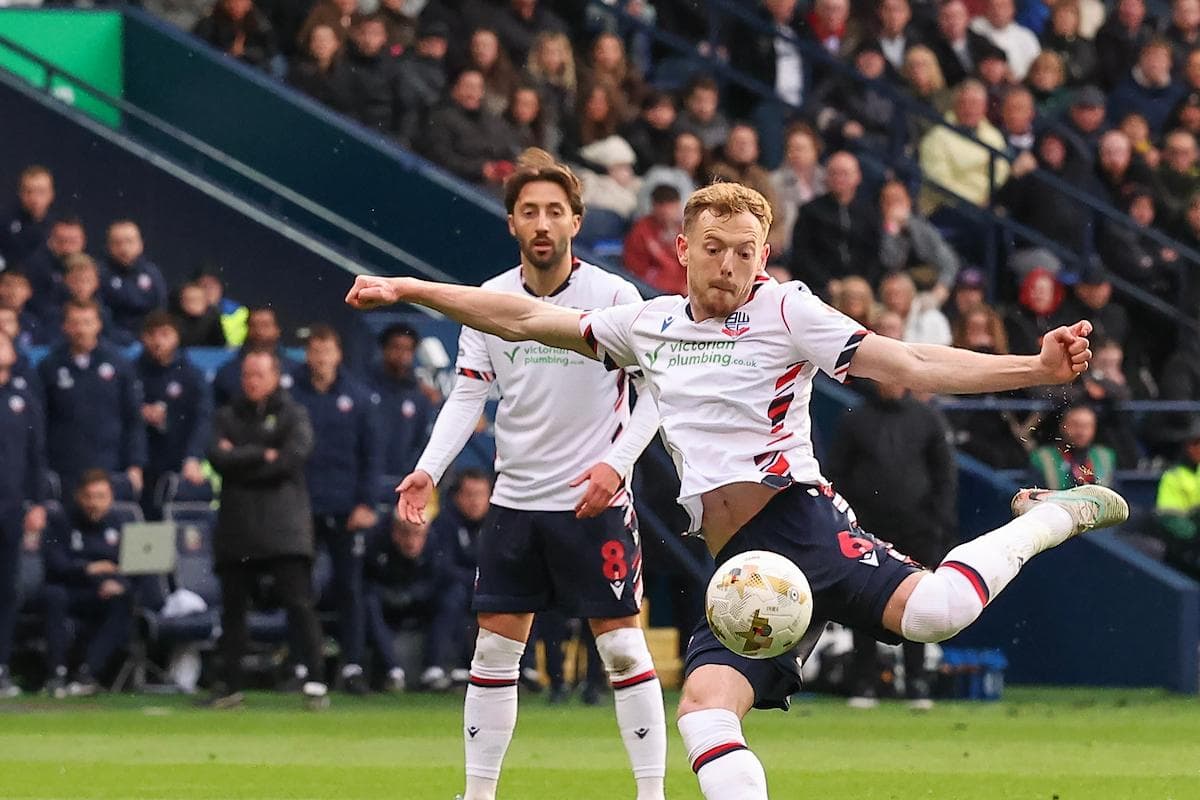 Jugador de Bolton dispara el balón durante el partido