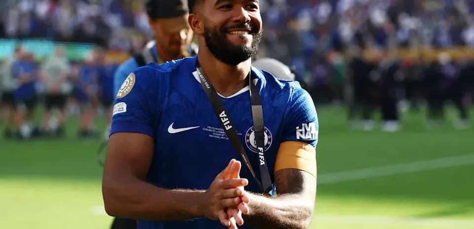 Jugador de Chelsea aplaudiendo tras el partido