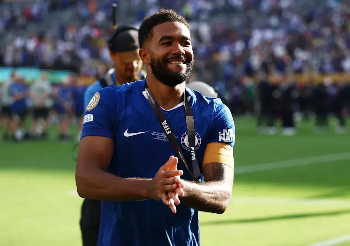 Jugador de Chelsea aplaudiendo tras el partido