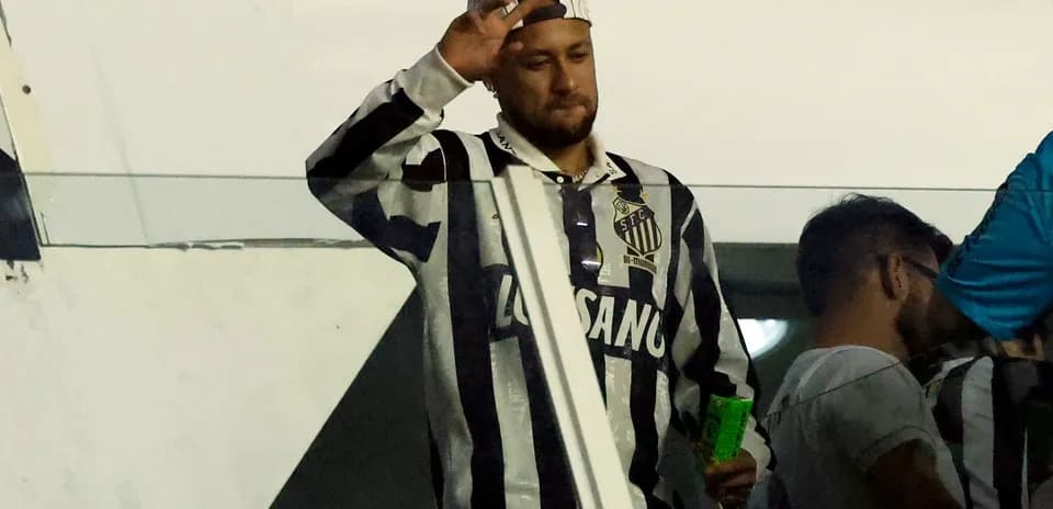 Neymar saludando en el estadio con camiseta de Santos