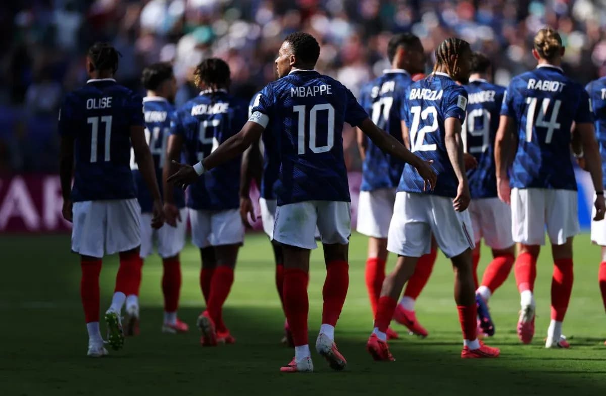 Jugadores de Francia en el campo durante el partido