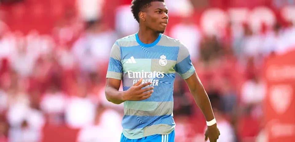 Jugador de Real Madrid caminando en el campo