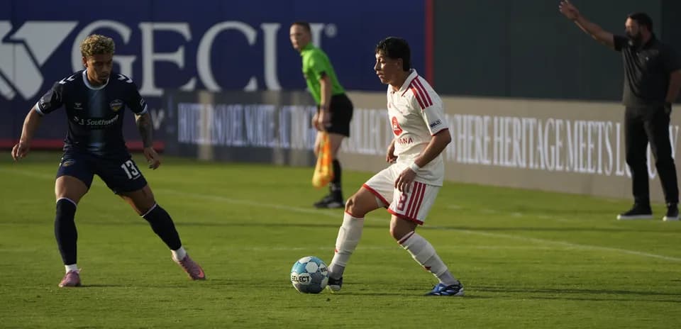Jugador de El Paso Locomotive driblando