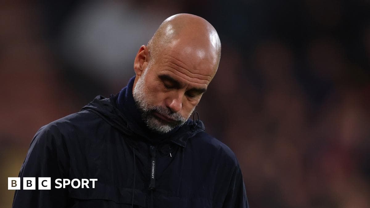 Entrenador mirando hacia abajo en el banquillo