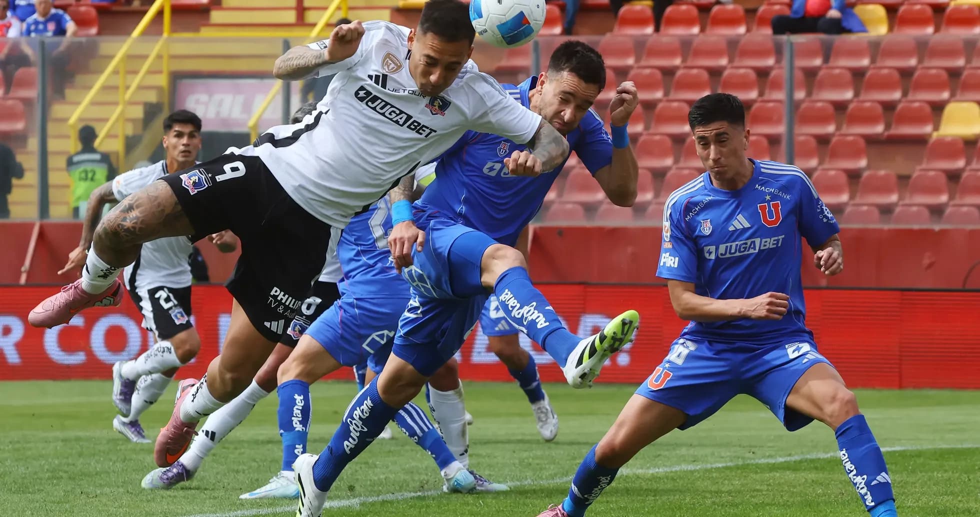 Jugadores de Universidad de Chile y Colo Colo disputando el balón