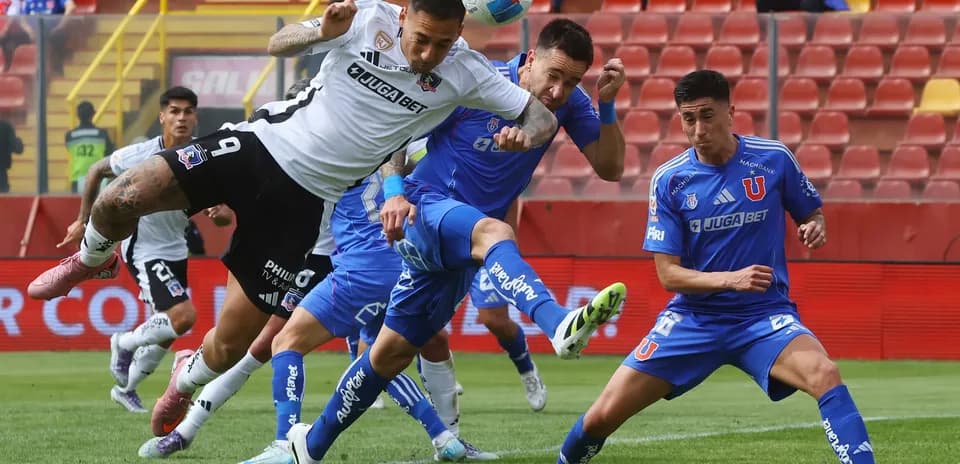 Jugadores de Universidad de Chile y Colo Colo disputando el balón