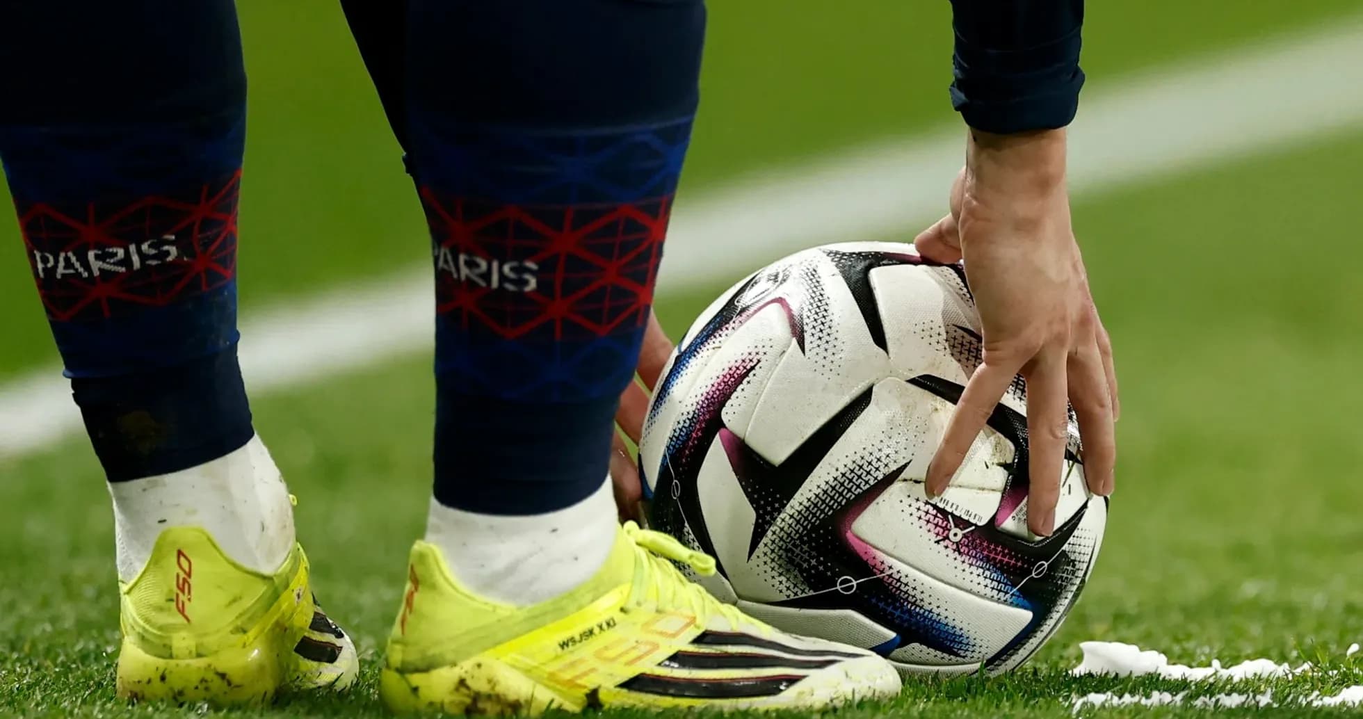 Jugador colocando el balón en el campo de fútbol