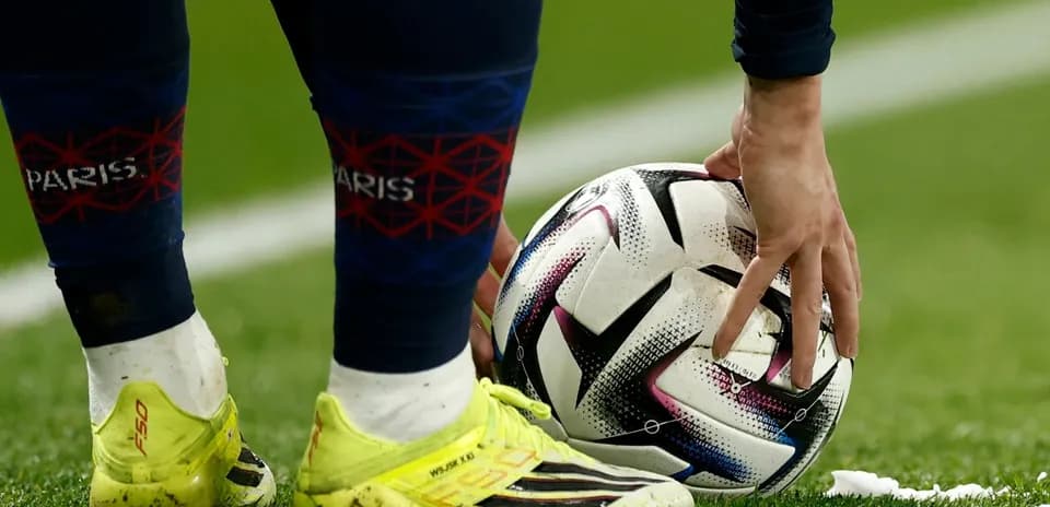 Jugador colocando el balón en el campo de fútbol