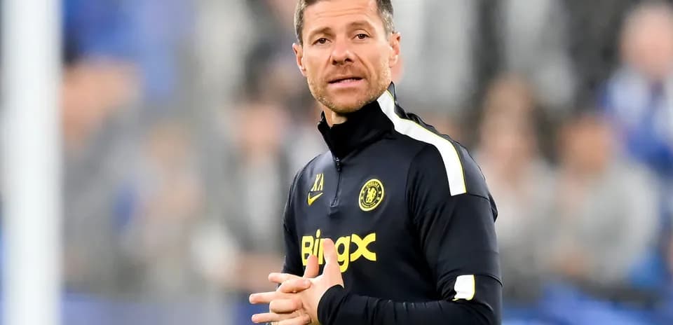 Entrenador de pie durante un partido de fútbol