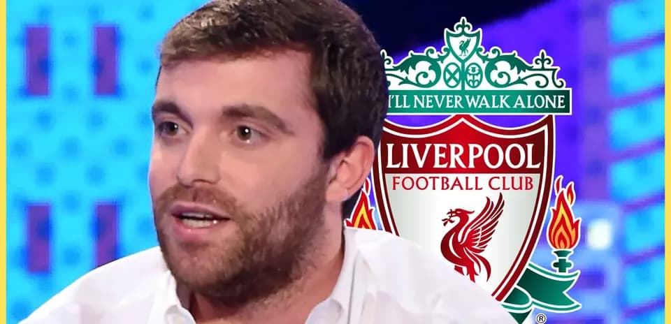 Hombre hablando con logo de Liverpool de fondo