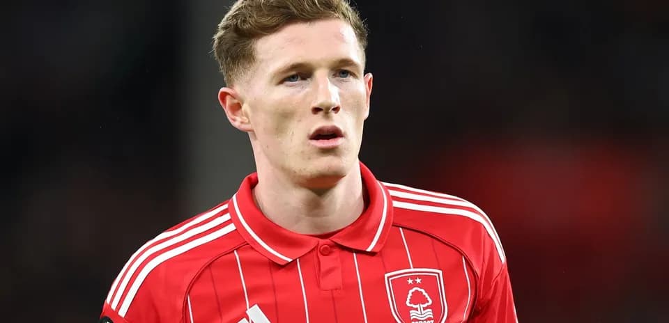 Jugador de Nottingham Forest en camiseta roja durante partido