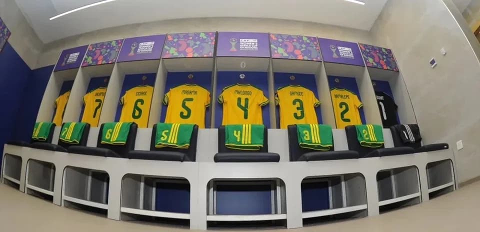 Camisetas de un equipo en vestuario antes del partido