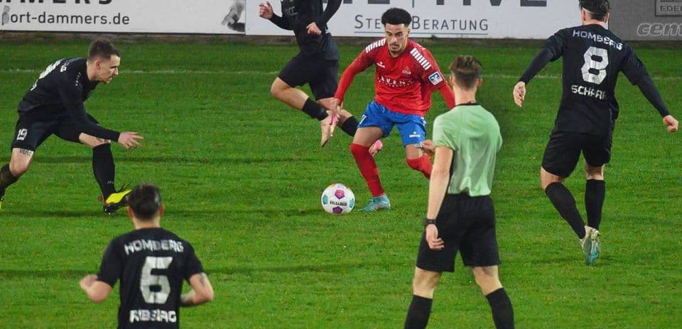 Jugadores de Homberg y Kleve en el campo