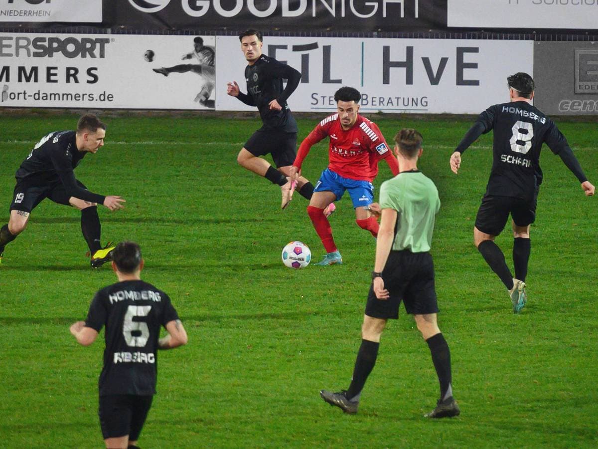 Jugadores de Homberg y Kleve en el campo