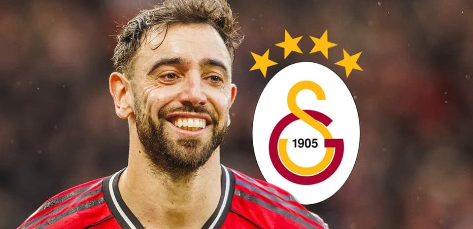 Jugador sonriente con camiseta roja y logo de Galatasaray